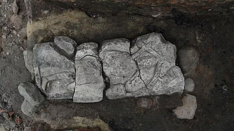 Gdansk'ın merkezinde bulunan ortaçağ şövalyesinin mezar taşı