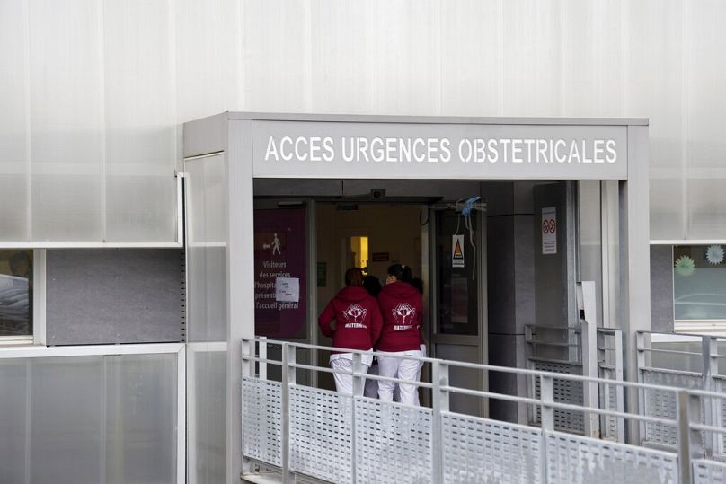 Des professionnels de santé entrent dans l'hôpital "Centre hospitalier du Sud de la France" à Corbeil-Essonnes, dans la banlieue sud de Paris, le vendredi 6 janvier 2023.