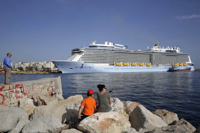 A Quantum of the Seas óceánjárója Pireusz kikötőjében, 2015. május 18-án