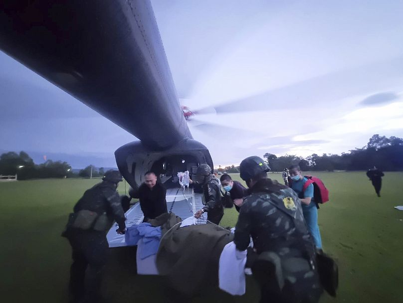 Photo de l'armée royale thaïlandaise montrant un de ses soldats blessé qui en marchant sur une mine  et qui est transporté vers un hôpital dans la province d'Ubon Ratchathani