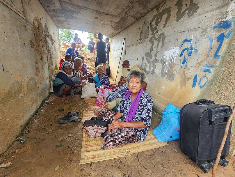 Des Thaïlandais s'abritent après les affrontements dans la province de Surin, dans le nord-est de la Thaïlande, le jeudi 24 juillet 2025.