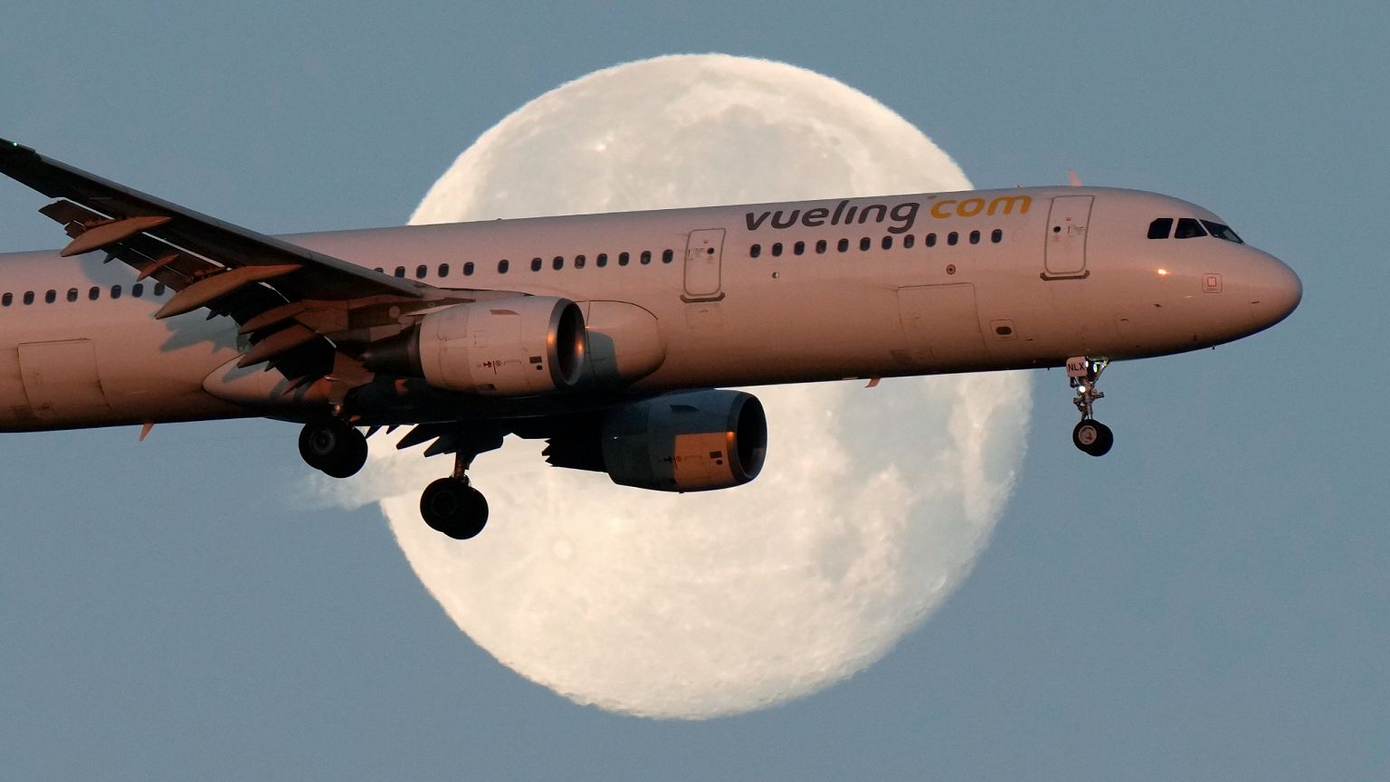 Desalojan a 50 jóvenes franceses de un vuelo en Valencia (23/07/2025)