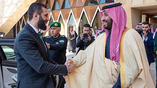 محمد بن سلمان، ولیعهد عربستان سعودی، در هنگام ورود احمد الشرع، رئیس جمهور موقت سوریه (چپ)، به کاخ سلطنتی در ریاض از او استقبال می کند، ۲ فوریه ۲۰۲۵