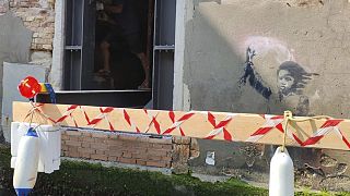 À Venise, une oeuvre de Banksy retirée d'un bâtiment pour être restaurée