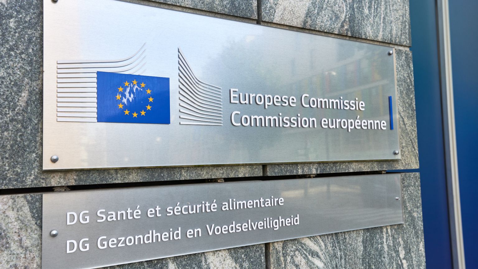 Comissão Europeia desbloqueia fundos para a saúde mas deixa a sociedade civil a sofrer com os cortes