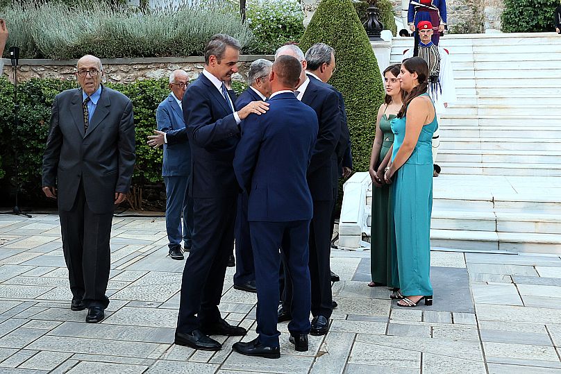 Ο πρωθυπουργός Κυριάκος Μητσοτάκης συνομιλεί με τον Γκόγκα Λεβιάν που είχε βουτήξει στον Άραχθο για να σώσει δύο 14χρονους,