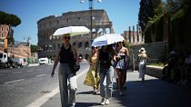 Rome : guides et touristes tentent de lutter contre la chaleur estivale