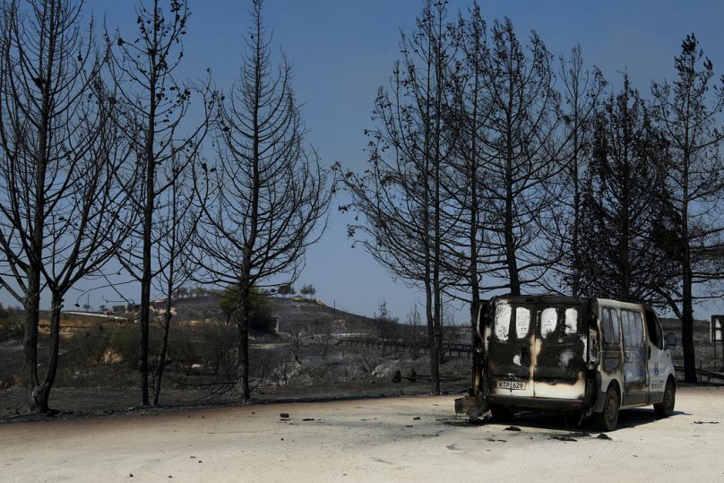 Veículo queimado é visto na aldeia de Vouni, Chipre, durante um grande incêndio florestal no lado sul da cordilheira Troodos. 24 de julho de 2025.