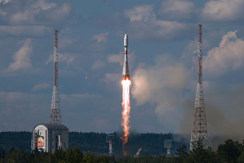 Un razzo Soyuz decolla da un sito di lancio a Vostochny, nell'estremo oriente della Russia, portando in orbita un satellite iraniano con altri satelliti russi, 25 luglio 2025