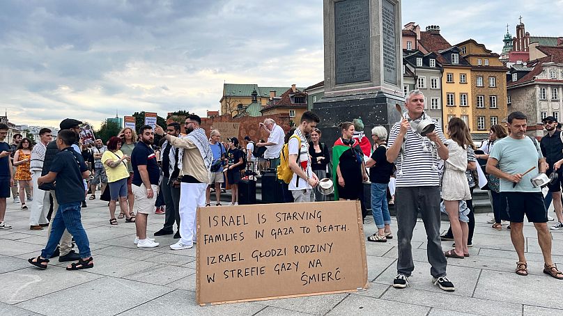 Protest “Przestańcie głodzić Gazę” na Placu Zamkowym w Warszawie, 25 lipca 2025 roku.