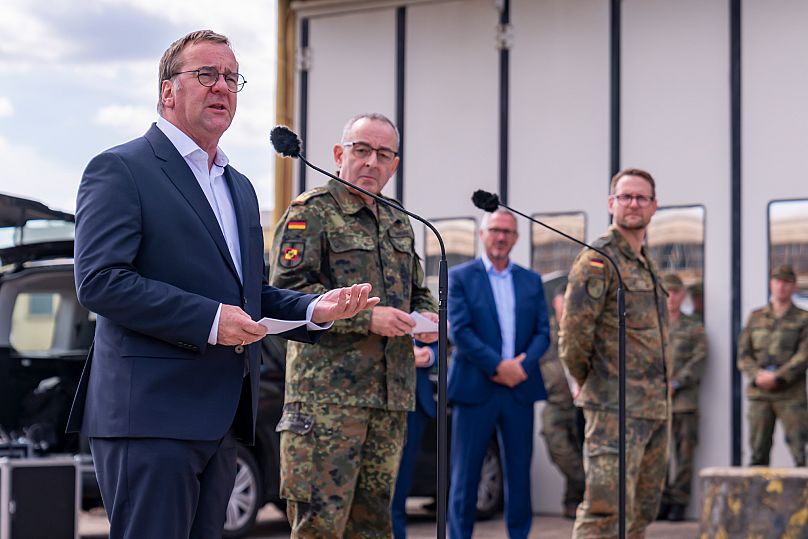 Pistorius neben dem Generalinspekteur der Bundeswehr, Carsten Breuer, in Germersheim (17.7.25)