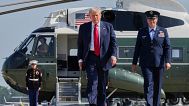 Президент Дональд Трамп в сопровождении заместителя командира 89-го авиакрыла ВВС США Мелиссы Домброк идет на посадку в самолет Air Force One на объединенной базе Эндрюс, штат Мэриленд, пятница, 25 июля 2025 года, 