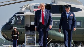 Президент Дональд Трамп в сопровождении заместителя командира 89-го авиакрыла ВВС США Мелиссы Домброк идет на посадку в самолет Air Force One на объединенной базе Эндрюс, штат Мэриленд, пятница, 25 июля 2025 года, 