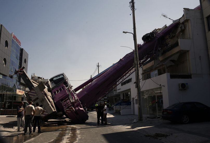 Ο γερανός έχει γύρει μετά την καθίζηση και προκάλεσε ζημιές στο κτίριο