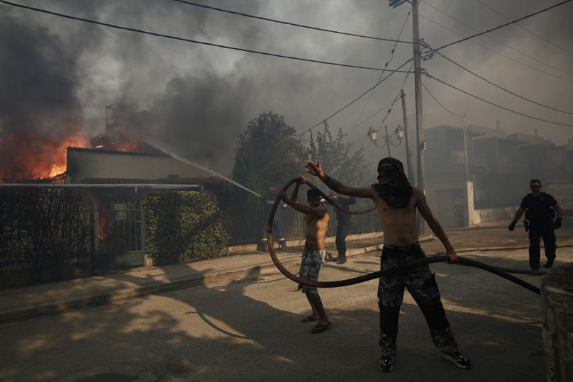 Κάτοικοι συμμετέχουν στις επιχειρήσεις κατάσβεσης στην Αττική
