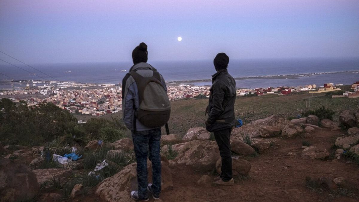 عشرات الأطفال يعبرون من المغرب إلى سبتة الإسبانية وسط الضباب والعواصف