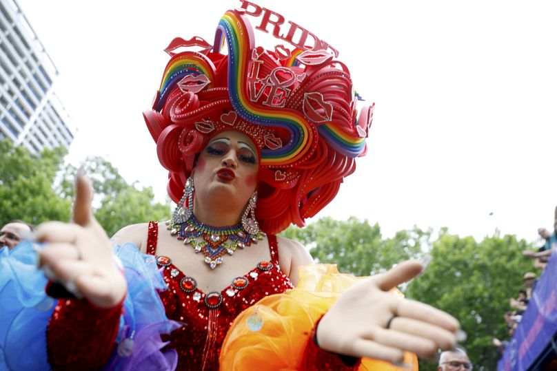 Teilnehmer der 47. Berlin Pride, der Christopher Street Day (CSD) Demonstration, versammeln sich vor dem Start der Parade, in Berlin, Samstag, 26. Juli 2025.