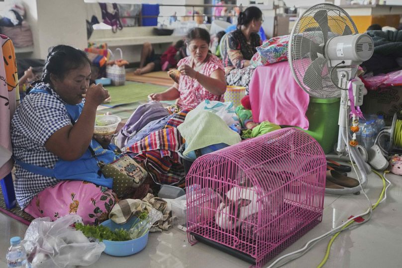 Des Thaïlandais ayant trouvé refuge dans le centre d'hébergement de Surin, en Thaïlande, dimanche.