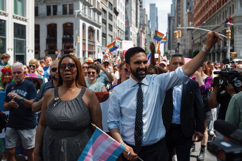 Zohran Mamdani a New York-i főügyész, Letitia James társaságában a Pride-on, 2025. június 29-én