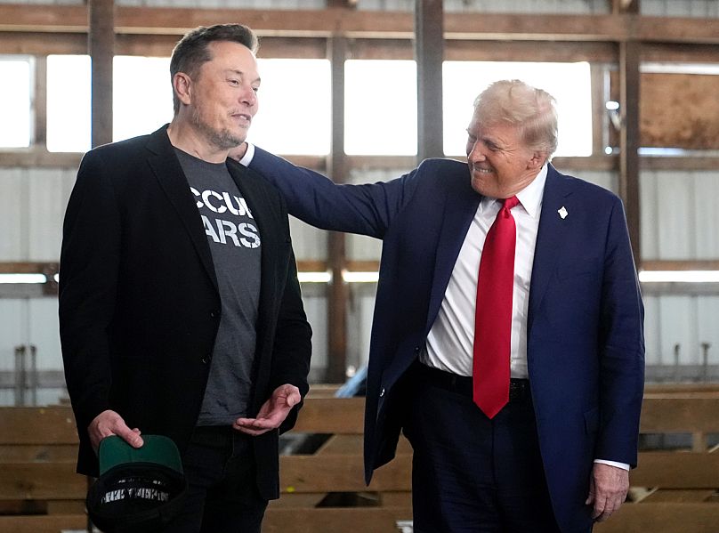 Elon Musk az akkor még republikánus elnökjelölt Donald Trumppal egy pennsylvaniai kampányeseményen, 2024 októberében