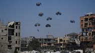 Aiuti umanitari vengono lanciati dai cieli ai palestinesi nella Striscia di Gaza settentrionale, 27 luglio 2025