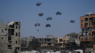 Aiuti umanitari vengono lanciati dai cieli ai palestinesi nella Striscia di Gaza settentrionale, 27 luglio 2025