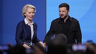 Ursula von der Leyen saluta Volodymyr Zelensky al suo arrivo al forum sulla difesa della Nato a margine del vertice all'Aia, nei Paesi Bassi, 24 giugno 2025
