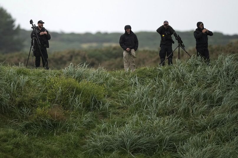 Biztonsági emberek tucatjai vigyázták Trump golfozását