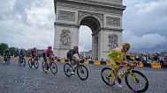 Lo sloveno Tadej Pogacar, in maglia gialla, passa davanti all'Arco di Trionfo nell'ultima tappa del Tour de France 2025, 27 luglio 2005