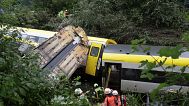 I soccorritori cercano i passeggeri di un treno deragliato, Zwiefaltendorf, 27 luglio 2025