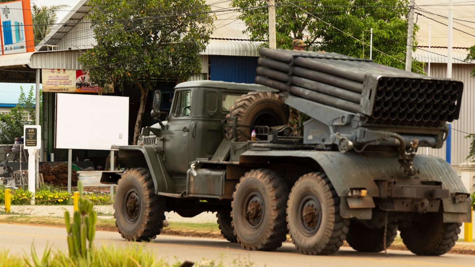 Vehículos militares camboyanos se alejan de la frontera entre Camboya y Tailandia en el distrito de Srei Snam, provincia de Siem Reap, 28 de julio de 2025.