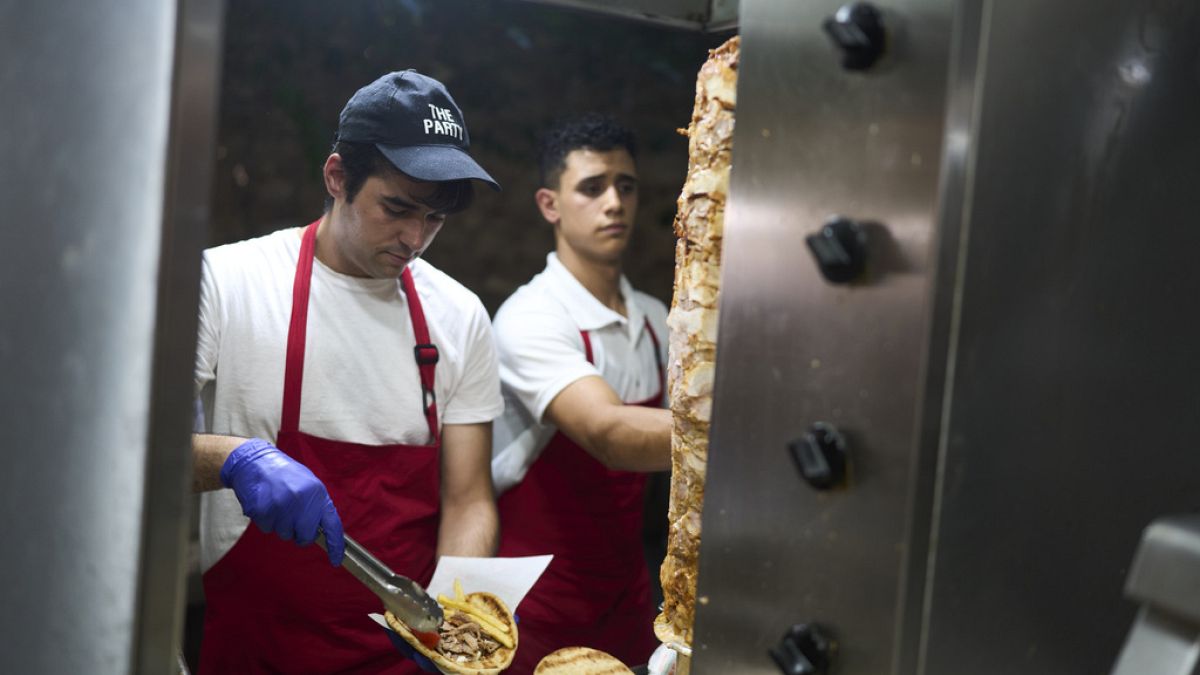 Grèce : malgré la canicule, les restaurateurs toujours sur le front pour régaler les touristes