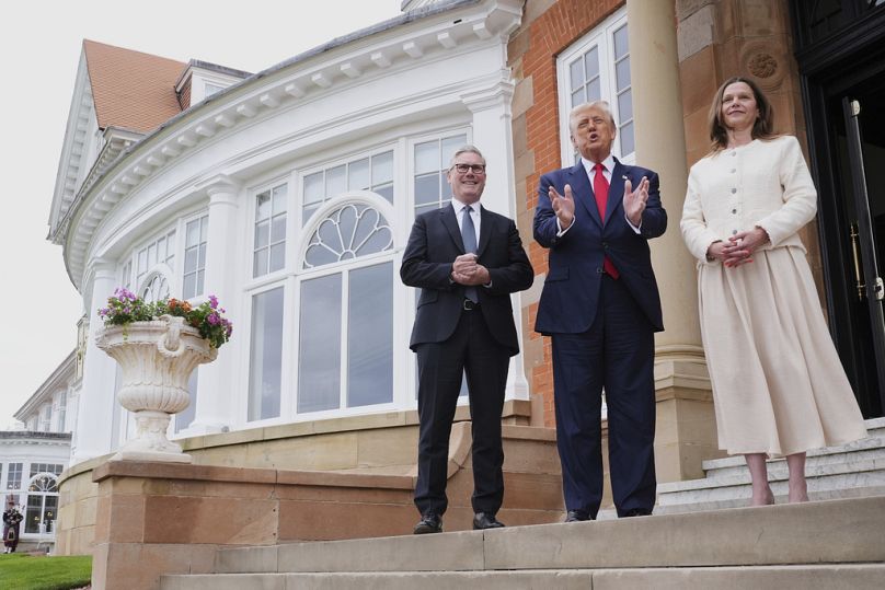 Le président Donald Trump s'adresse aux médias alors qu'il accueille le Premier ministre britannique Keir Starmer, à gauche, et son épouse Victoria