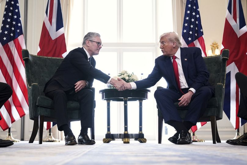 Le président Donald Trump, à droite, serre la main du Premier ministre britannique Keir Starmer lors d'une réunion au club de golf Trump Turnberry à Turnberry, en Écosse.