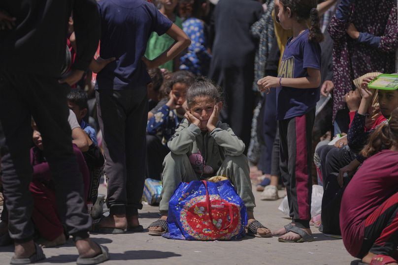 Une fillette palestinienne attend pour récupérer des denrées alimentaires données dans une cuisine de distribution alimentaire à Deir al-Balah, la bande de Gaza, 30.05.25