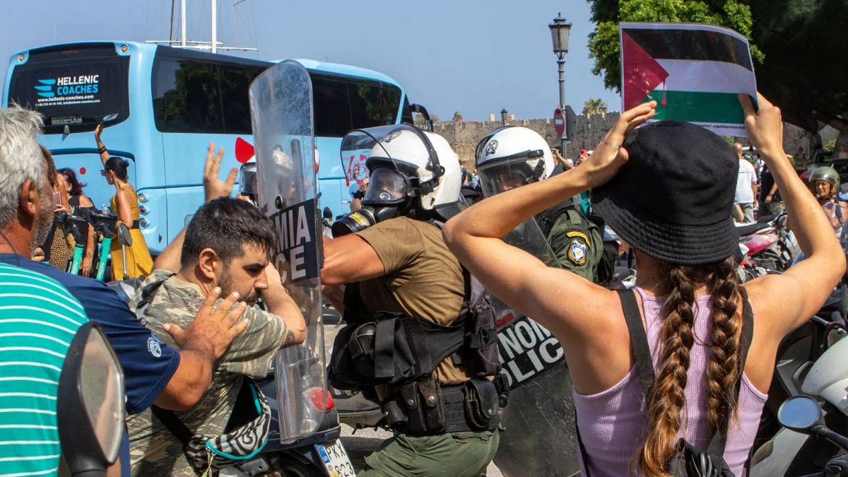 Riot police scuffle with demonstrators on Rhodes during visit by Israeli cruise ship