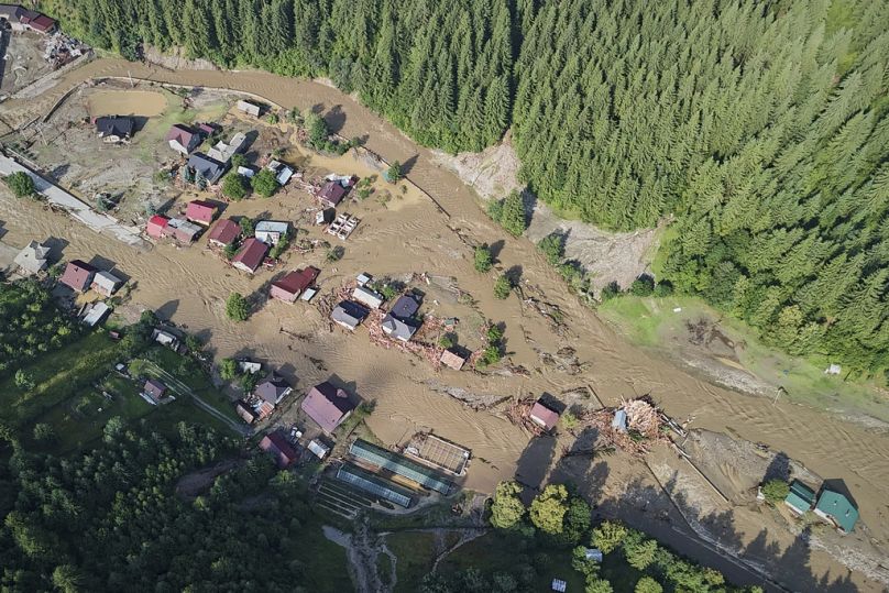 Vista aérea dos estragos causados pelas inundações na aldeia de Brosteni, no norte da Roménia, segunda-feira, 28 de julho de 2025