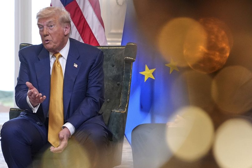 Le président Donald Trump s'exprime lors de sa rencontre avec la présidente de la Commission européenne Ursula von der Leyen au club de golf Trump Turnberry à Turnberry