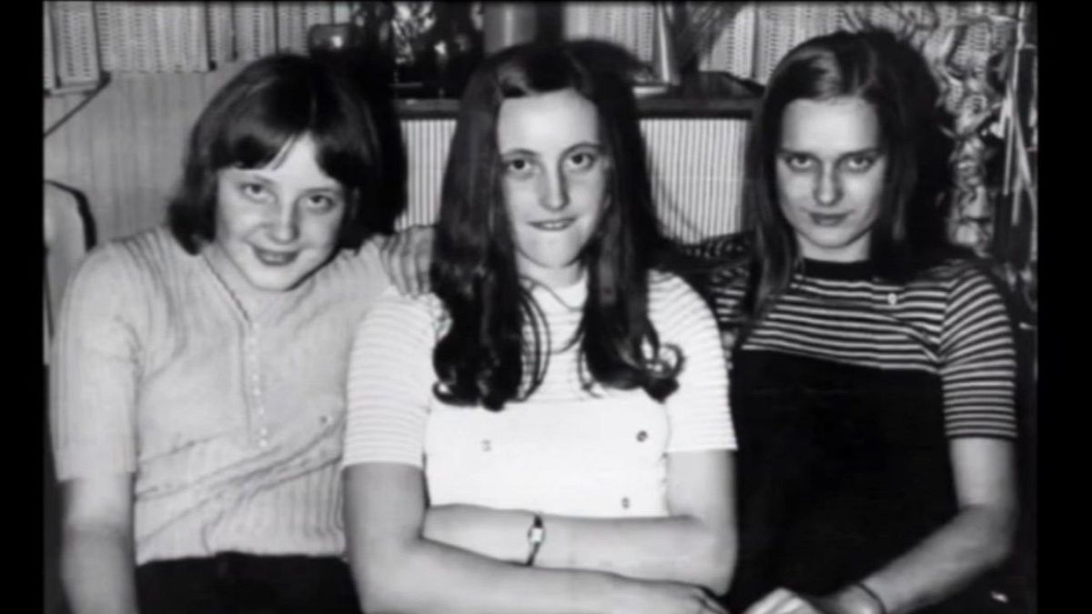Viral photo of young Angela Merkel is real but the future 'world leaders' with her are not