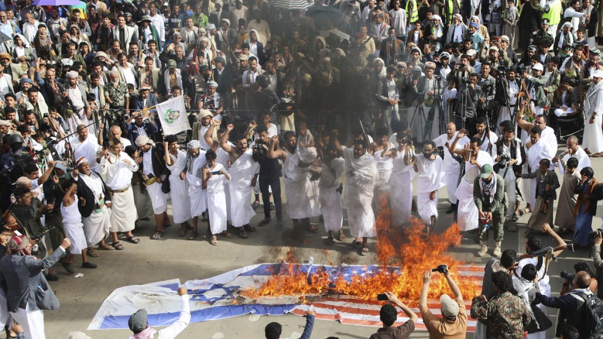 "الحوثيون" يعرضون مشاهد لاحتجاز 11 فردًا من طاقم سفينة أغرقوها في البحر الأحمر