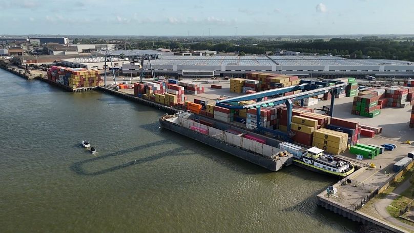 A H2 Barge 2 a hollandiai Alblaserdam terminálon