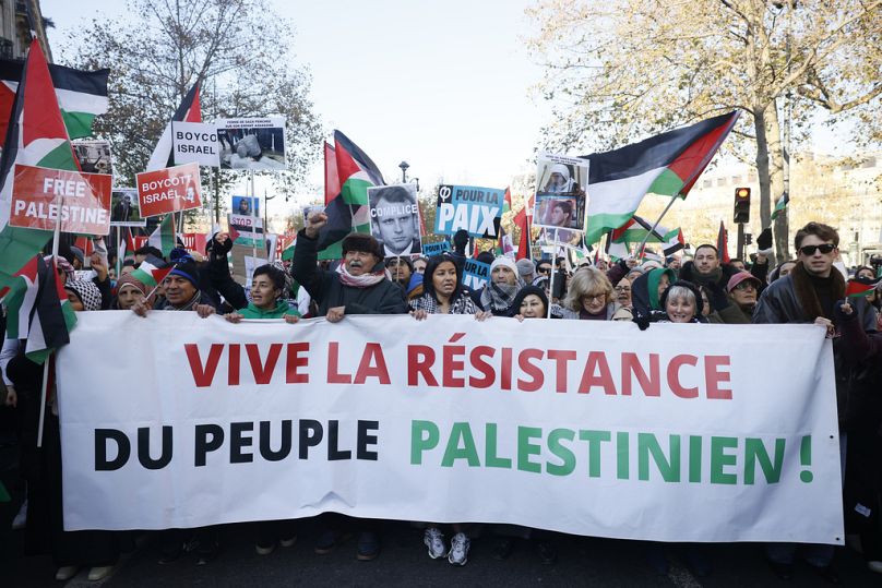 متظاهرون يهتفون دعمًا لفلسطين ويرفعون لافتات كتب عليها "تحيا مقاومة الشعب الفلسطيني"، خلال تجمع في باريس، 2 ديسمبر 2023.