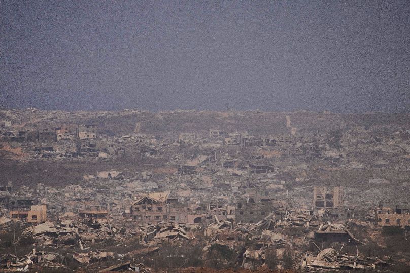 Des bâtiments détruits dans la bande de Gaza, vus depuis le sud d'Israël, le mardi 29 juillet 2025