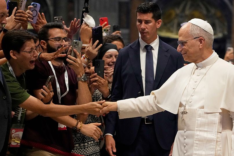 Le pape Léon XIV salue les fidèles devant la basilique Saint-Pierre à l'occasion du Jubilé de la jeunesse au Vatican, mardi 29 juillet 2025.