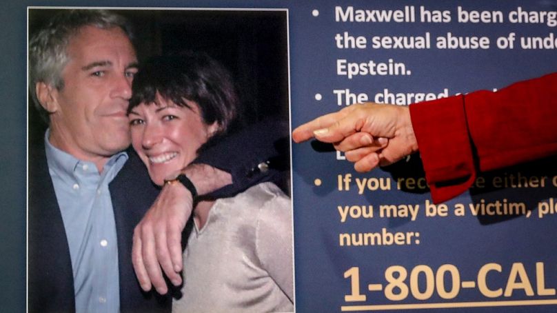 Audrey Strauss, fiscal federal interina para el Distrito Sur de Nueva York, señala una foto de Jeffrey Epstein y Ghislaine Maxwell en Nueva York, el 2 de julio de 2020.