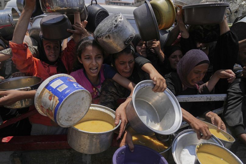 Palästinenser kämpfen um gespendete Lebensmittel in einer Gemeinschaftsküche in Gaza-Stadt, 26. Juli 2025