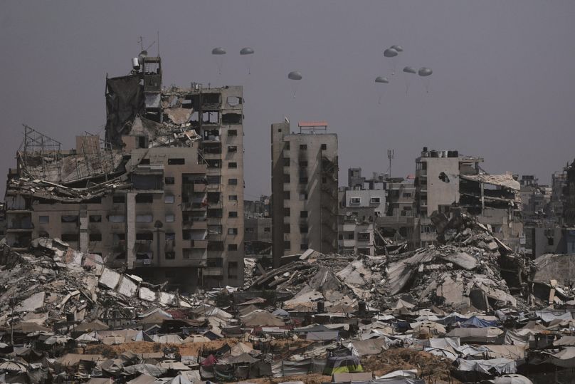Humanitäre Hilfe wird am Montag, dem 28. Juli 2025, über Gaza-Stadt im Gazastreifen an die Palästinenser abgeworfen