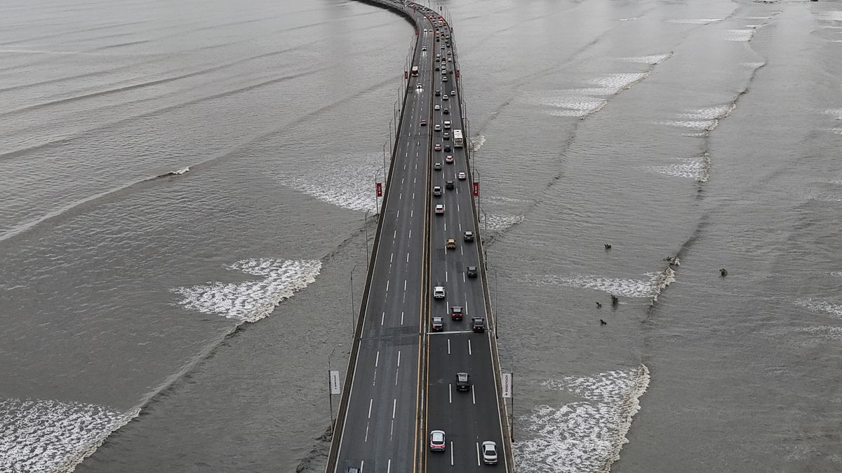 Tsunami waves reach Japan and Hawaii after 8.8 quake off Russia