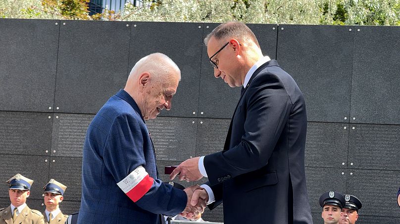 El presidente Andrzej Duda entrega la Medalla de los Insurgentes de Varsovia al final de su presidencia. Varsovia, 30 de julio de 2025.