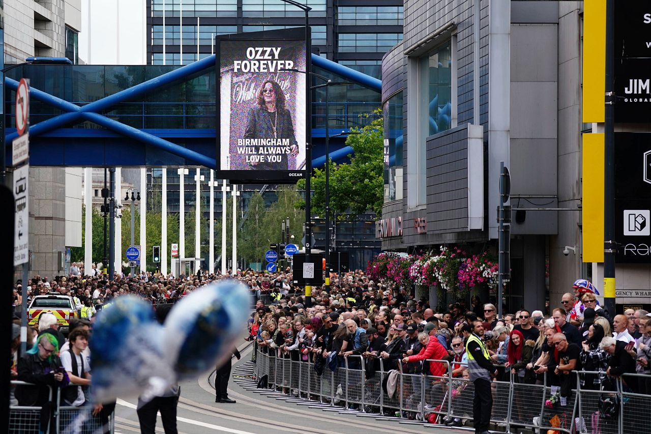 Fans gather Broad Street ahead of the funeral procession